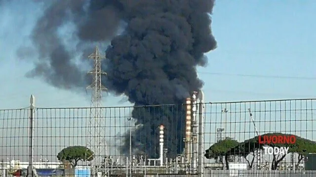 a livorno la protezione civile invita a tenere le finestre chiuse per nube tossica a seguito esplosione in raffineria eni